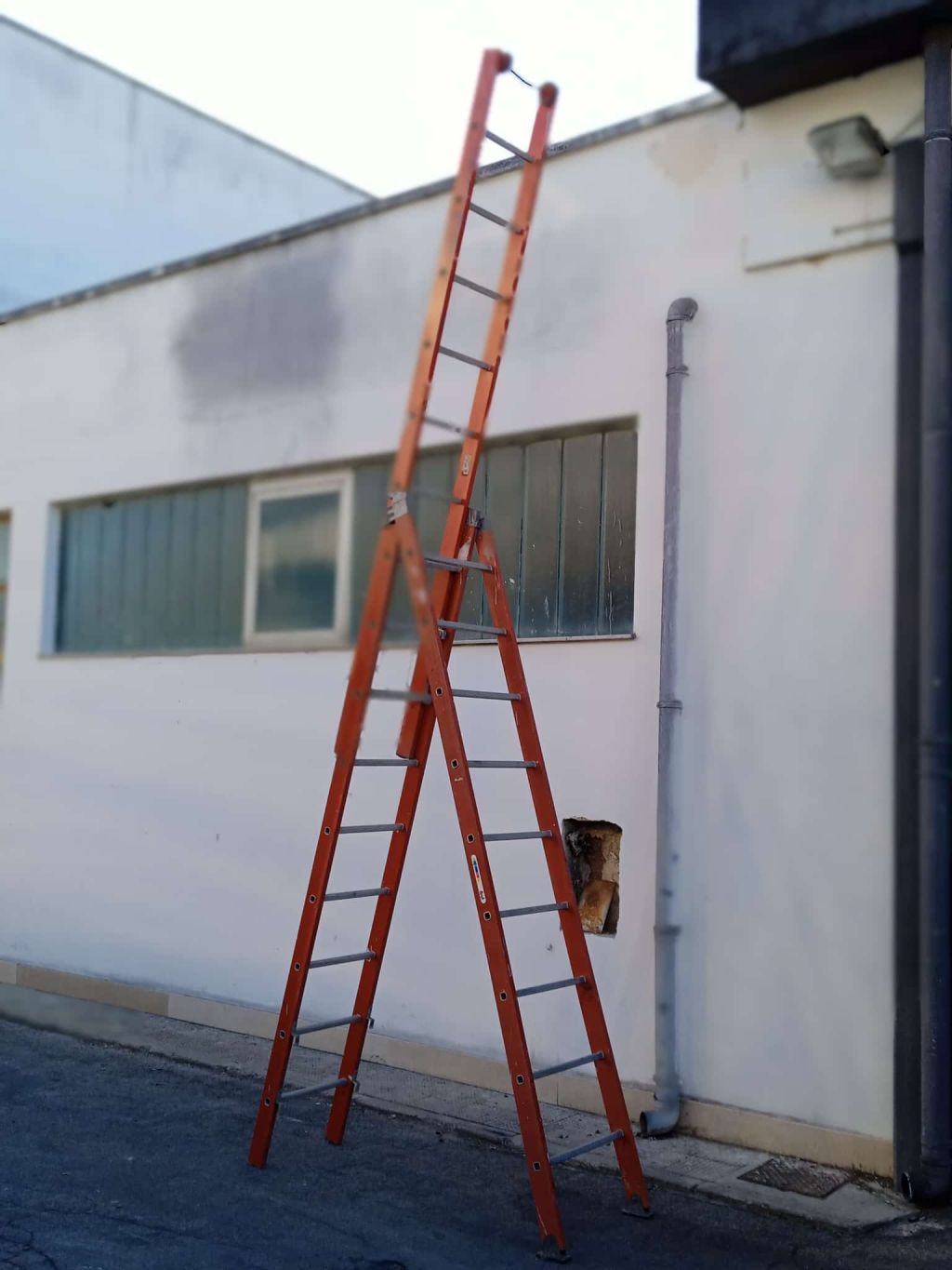 Scala in vetroresina componibile in tre tronconi 9 gradini altezza 5,50 larghezza 50