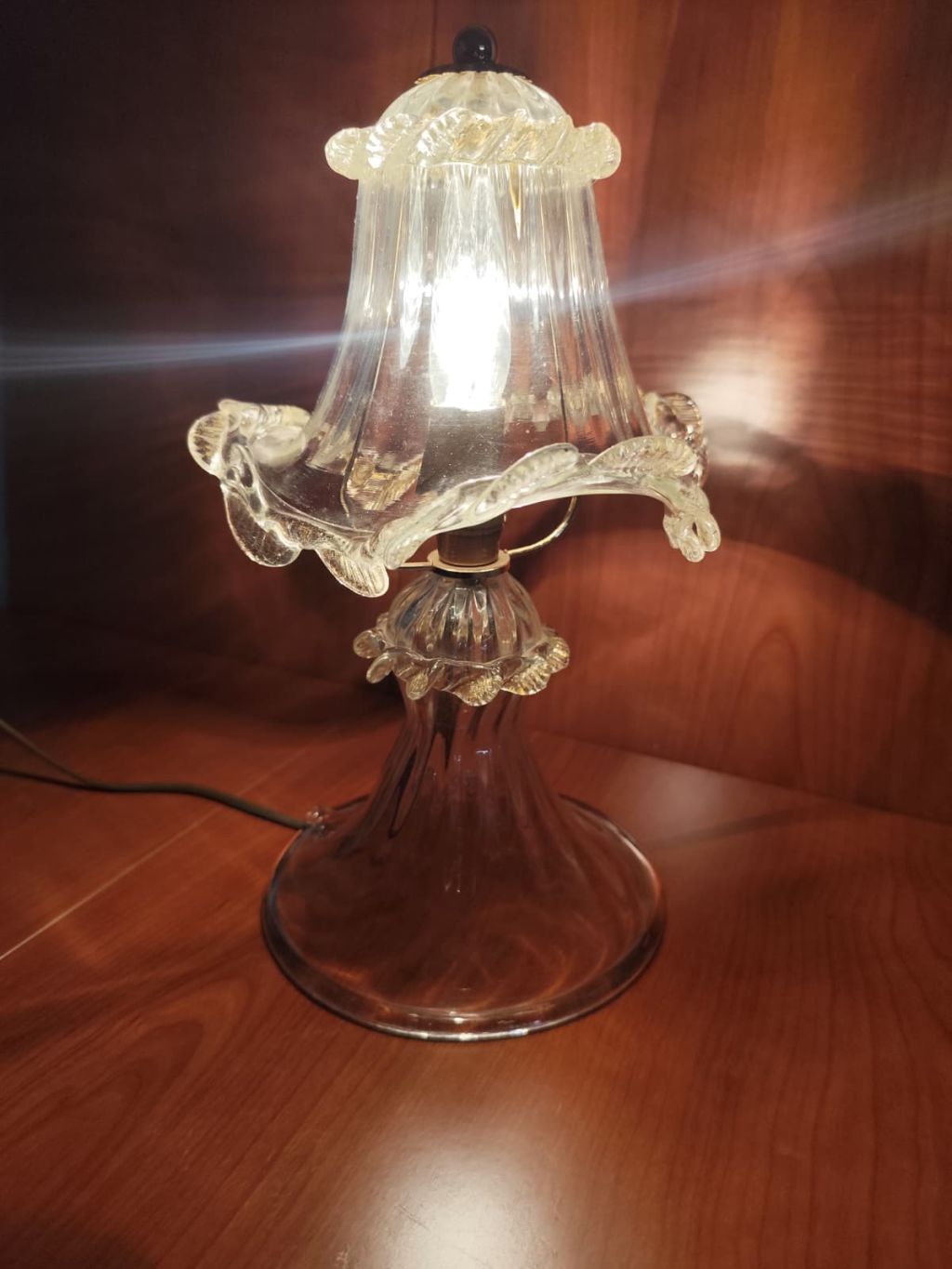 Lampada da tavolo in vetro di Murano color cristallo e foglia oro, Italia, inizio XXI secolo.