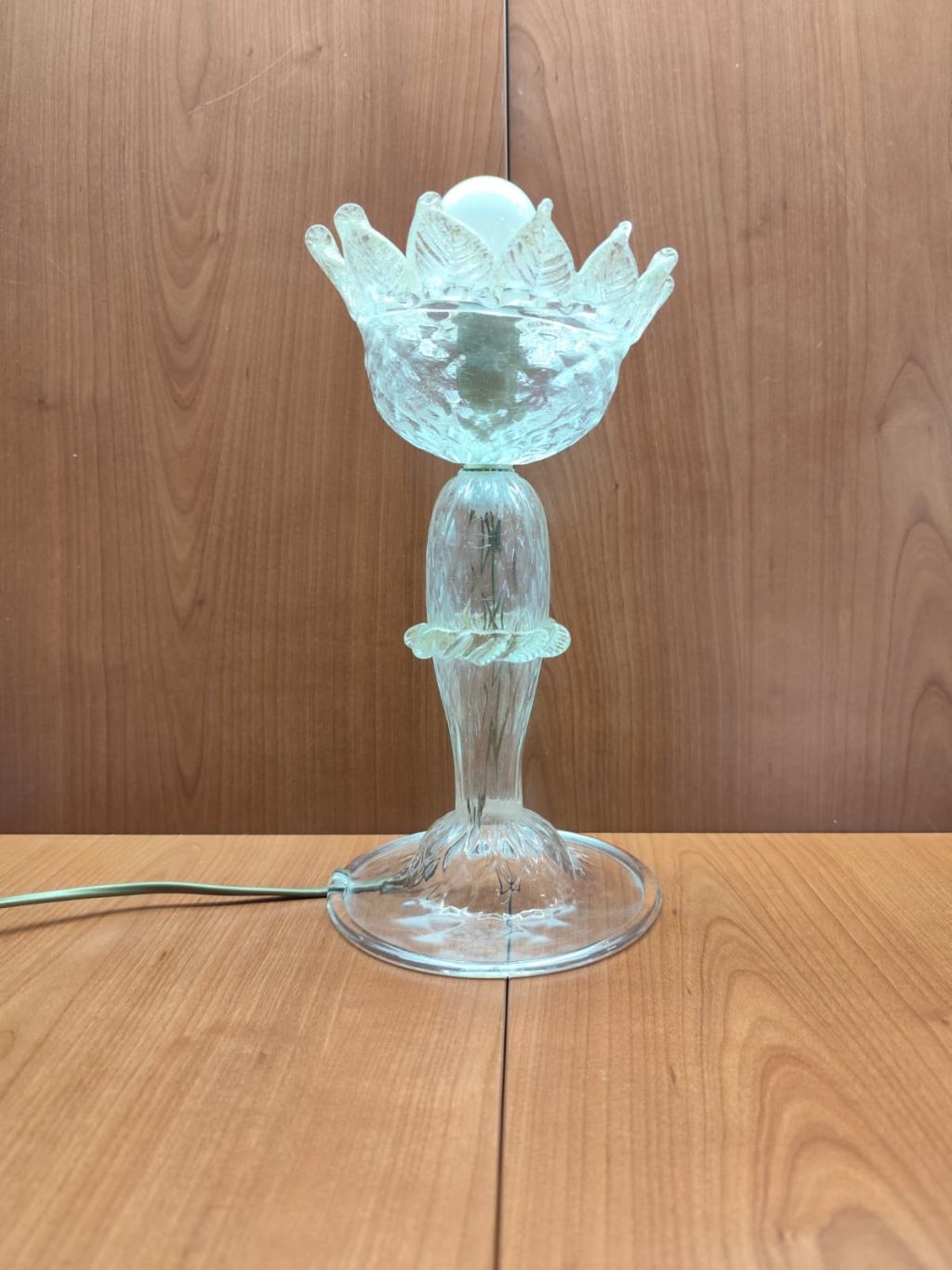 Lampada da tavolo in vetro di Murano colore cristallo e foglia oro .